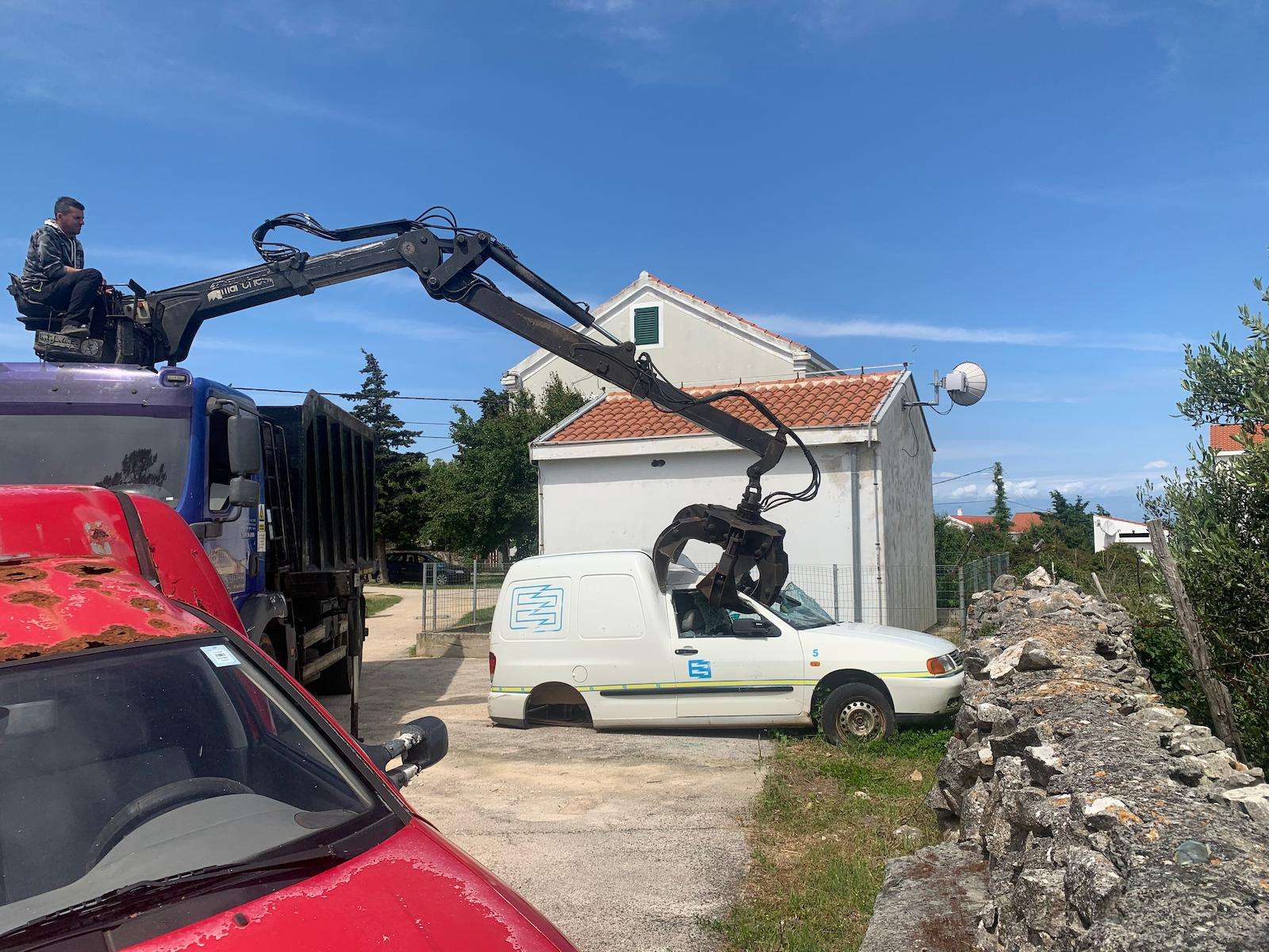 S otoka Premude uklonjeno pet otpadnih vozila