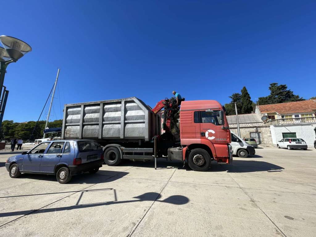 Akcija uklanjanja otpadnih vozila s otoka Molata, Ista i Iža